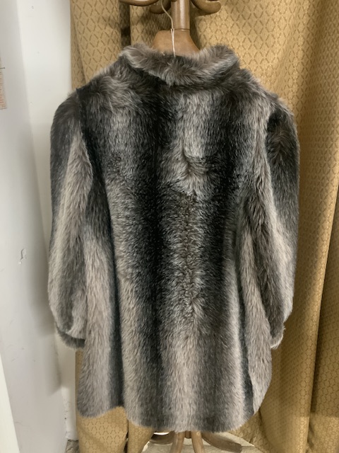 A GREY MID-LENGTH LINED FUR COAT, MADE IN ENGLAND LADIES SIZE 18 - Image 4 of 4