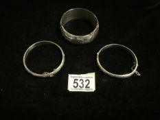 THREE HALLMARKED SILVER ENGRAVED HINGED BANGLES, WEIGHT 59 GRAMS