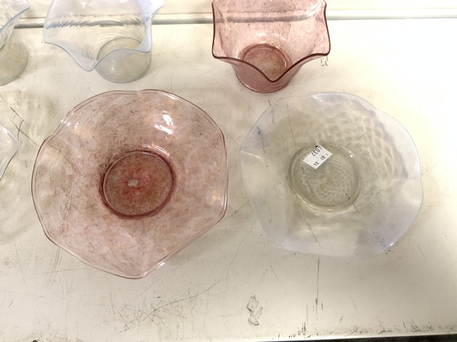 VASELINE GLASS GLASS BOWLS WITH SAUCERS AND PINK GLASS WITH GOLD FLECK - Image 3 of 7