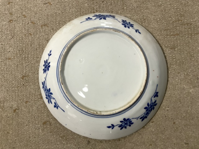 19TH CENTURY CHINESE EXPORT PLATE WITH A 19TH CENTURY IMARI PLATE - Image 3 of 7