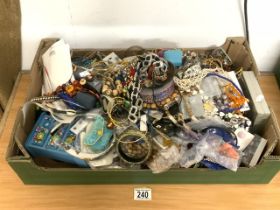 LARGE QUANTITY OF COSTUME JEWELLERY INCLUDES VINTAGE PIECES