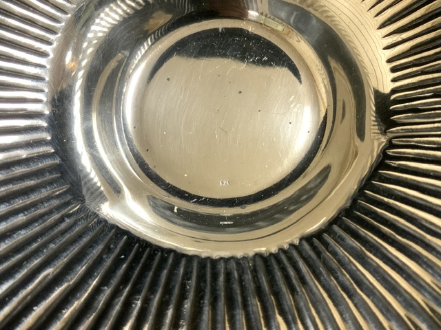 A STYLISED SILVER DISH / BOWL; STAMPED '925', WAVY CIRCULAR FORM, FLUTED BOWL; DIAMETER 18CM; WEIGHT - Bild 2 aus 2