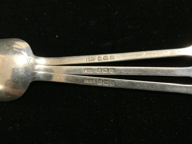 A CASED SET OF SIX SEAL TOP TEASPOONS BY I.S.GREENBERG & CO; BIRMINGHAM 1937; LENGTH 9.5CM; WEIGHT - Bild 2 aus 2