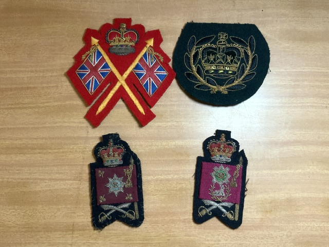 TWO MILITARY CAP FEATHERS AND MILITARY CLOTH BADGES - Image 2 of 3