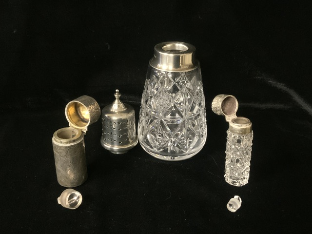 A VICTORIAN STERLING SILVER SCENT BOTTLE; CHESTER 1896, CYLINDRICAL FORM, ENGRAVED SCROLL - Bild 2 aus 2
