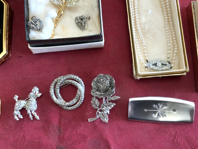 QUANTITY OF COSTUME JEWELLERY INCLUDES PEARLS, BROOCHES AND MORE - Image 3 of 6