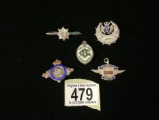 A QUANTITY OF VINTAGE SILVER, METAL AND ENAMEL BROOCHES INCLUDING A KING GEORGE V SILVER JUBILEE