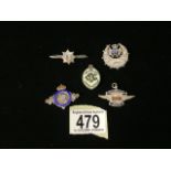 A QUANTITY OF VINTAGE SILVER, METAL AND ENAMEL BROOCHES INCLUDING A KING GEORGE V SILVER JUBILEE