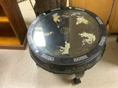 CHINOISERIE BLACK LACQUERED ROUND TABLE DECORATED WITH MOTHER OF PEARL; 80 CM DIAMETER