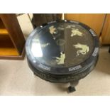 CHINOISERIE BLACK LACQUERED ROUND TABLE DECORATED WITH MOTHER OF PEARL; 80 CM DIAMETER