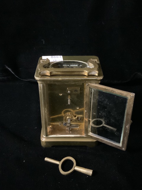 A VINTAGE BRASS AND GLASS CASED CARRIAGE CLOCK; SCROLL HANDLE; ROMAN NUMERALS; HEIGHT 10CM - Image 2 of 2