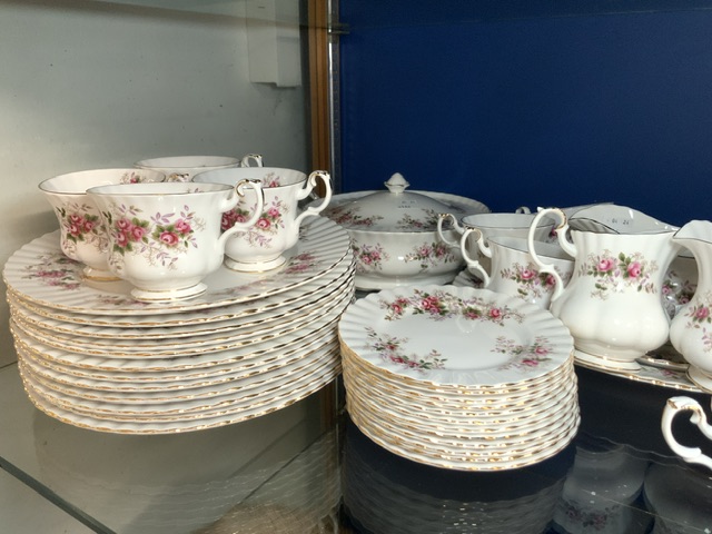 ROYAL ALBERT (LAVENDER ROSE) DINNER AND TEA SERVICE; OVER 50 PIECES - Image 3 of 5