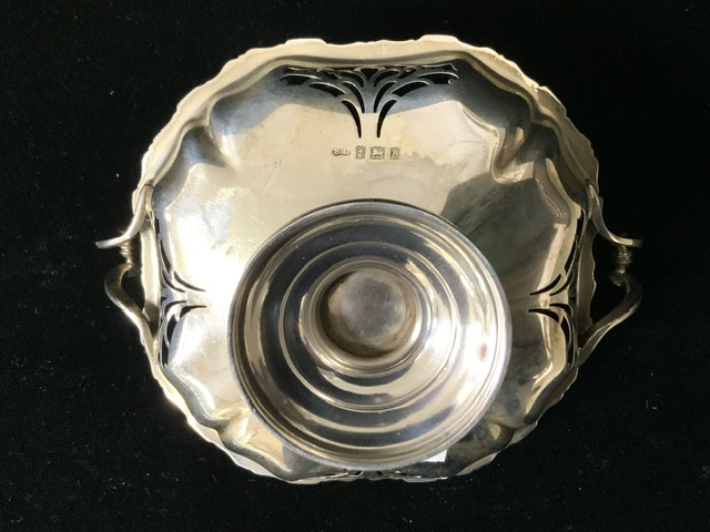 A STERLING SILVER TWO-HANDLED BON BON DISH; BIRMINGHAM 1951; PEDESTAL FORM, SCROLL BORDER AND - Bild 2 aus 2