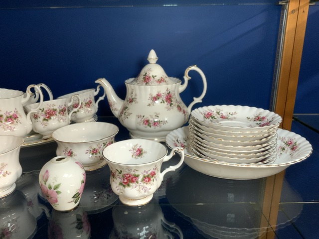 ROYAL ALBERT (LAVENDER ROSE) DINNER AND TEA SERVICE; OVER 50 PIECES - Image 2 of 5