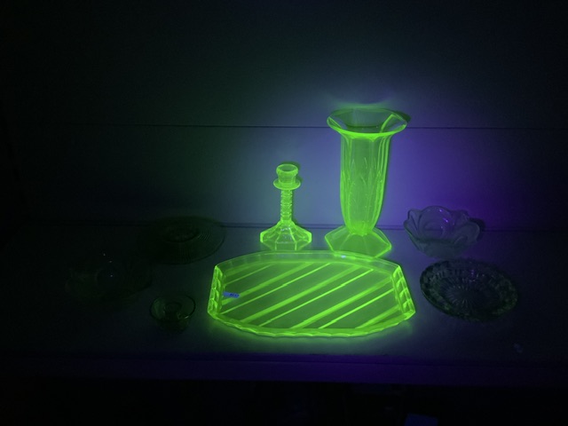 MIXED VINTAGE GREEN GLASSWARE INCLUDES URANIUM - Bild 2 aus 2
