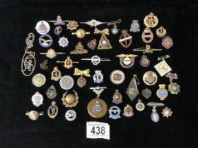 A QUANTITY OF VINTAGE MOSTLY MILITARY METAL AND ENAMEL BADGES INCLUDING AIR LEAGUE OF THE BRITISH