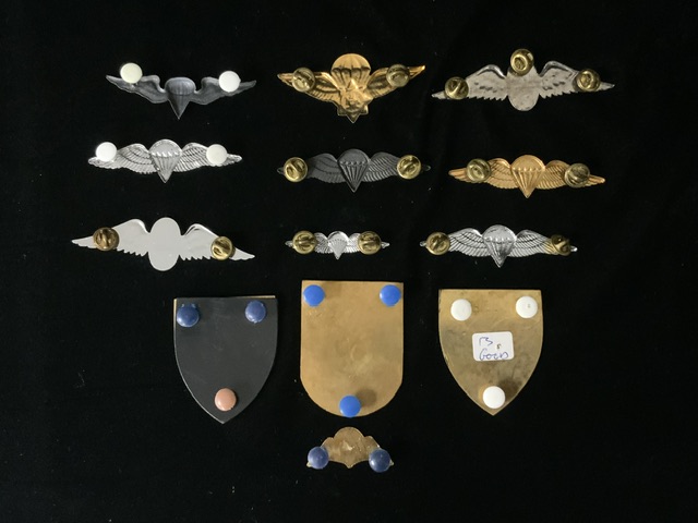 A QUANTITY OF METAL AND ENAMEL SOUTH AFRICAN PARACHUTE REGIMENT CAP BADGES AND LARGER BADGES - Image 2 of 2