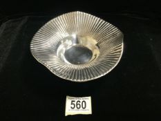 A STYLISED SILVER DISH / BOWL; STAMPED '925', WAVY CIRCULAR FORM, FLUTED BOWL; DIAMETER 18CM; WEIGHT