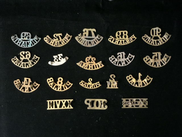 A QUANTITY OF MILITARY METAL PUNJABIS SHOULDER TITLES - Bild 2 aus 2