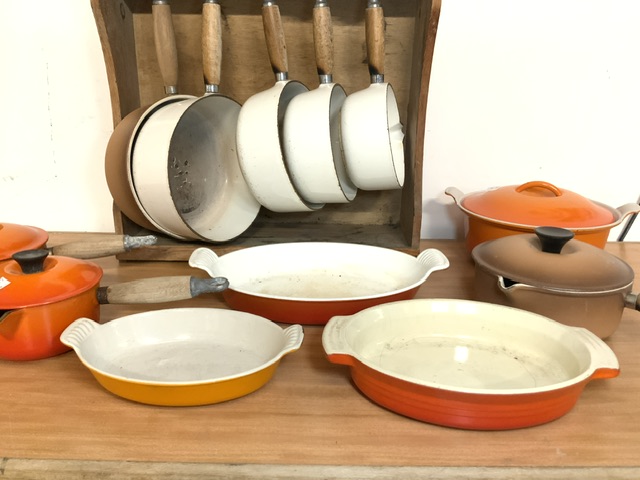 QUANTITY OF LE CREUSET PANS AND DISHES WITH STAND - Bild 2 aus 3