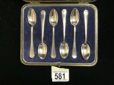 A CASED SET OF SIX STERLING SILVER TEASPOONS BY MAPPIN & WEBB; SHEFFIELD 1947; REEDED BORDERS;