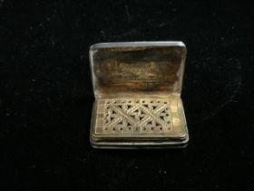 A GEORGE III STERLING SILVER VINIAGRETTE; BIRMINGHAM 1807; RECTANGULAR FORM, COVER ENGRAVED WITH