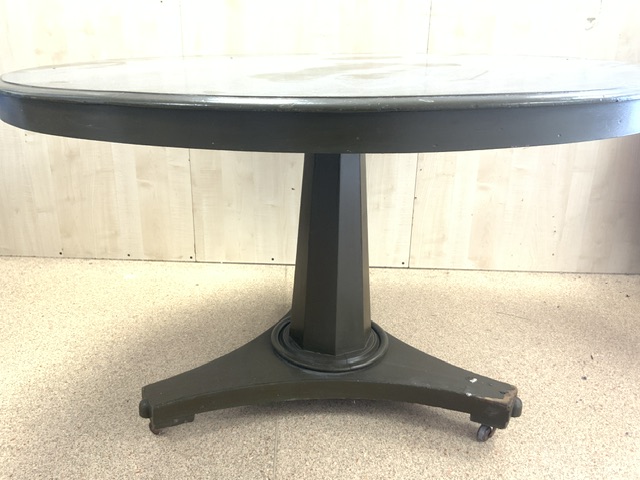 ANTIQUE PAINTED TILT TOP TABLE WITH CENTRE PIECE AND CASTORS 117 CM DIAMETER - Image 2 of 3