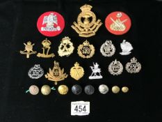 A QUANTITY OF MILITARY METAL CAP BADGES, CLOTH BADGES AND BUTTONS, INCLUDNG BOMBAY GRENADIERS,