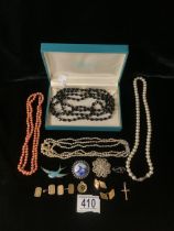 A QUANTITY OF COSTUME JEWELLERY INCLUDING; A STRING OF PEARLS WITH SILVER CLASP, A PEARL CHOKER WITH