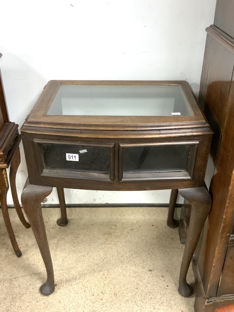 VINTAGE WOOD AND GLASS DISPLAY CABINET ON CABROILE LEGS 42 X 58CM