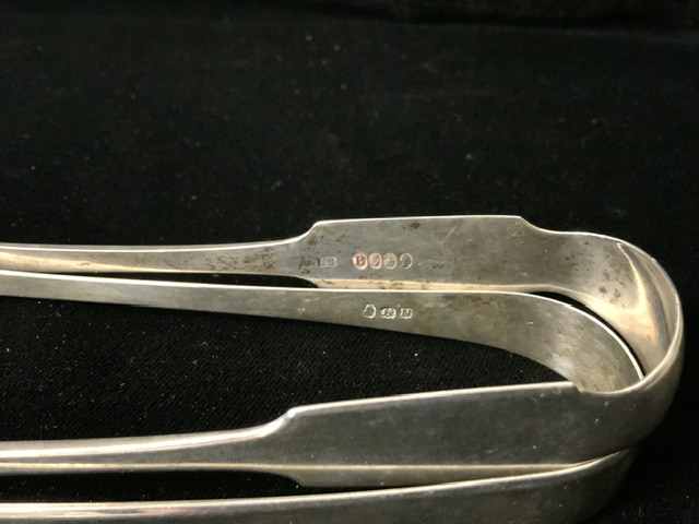 A PAIR OF GEORGE IV IRISH STERLING SILVER FIDDLE PATTERN SUGAR TONGS BY JAMES SCOTT; DUBLIN 1822; - Image 2 of 2