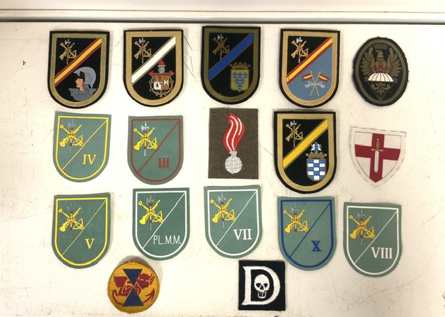 A LARGE QUANTITY OF MILITARY CLOTH BADGES AND SHOULDER TITLES, INCLUDING; ROYAL MARINES COMMANDO, - Image 4 of 9