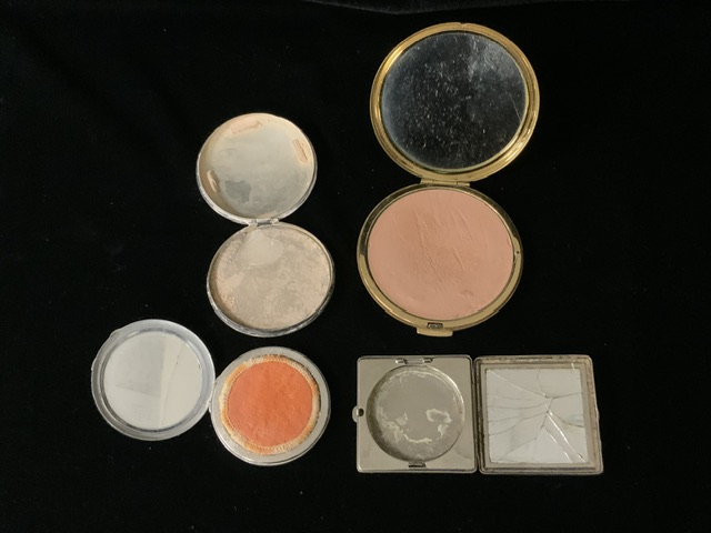 FOUR VINTAGE METAL COMPACTS, COMPRISING; TWO RAF EXAMPLES, ONE, BY STRATTON, CIRCULAR WITH BLUE - Image 2 of 2