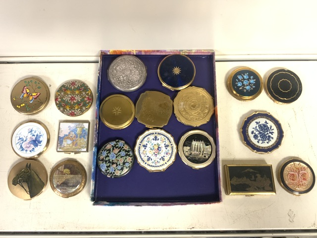 A LARGE QUANTITY OF VINTAGE COMPACTS INCLUDING; A CLOVER JAPANESE EXAMPLE, STRATTON, MELISSA AND - Image 2 of 2