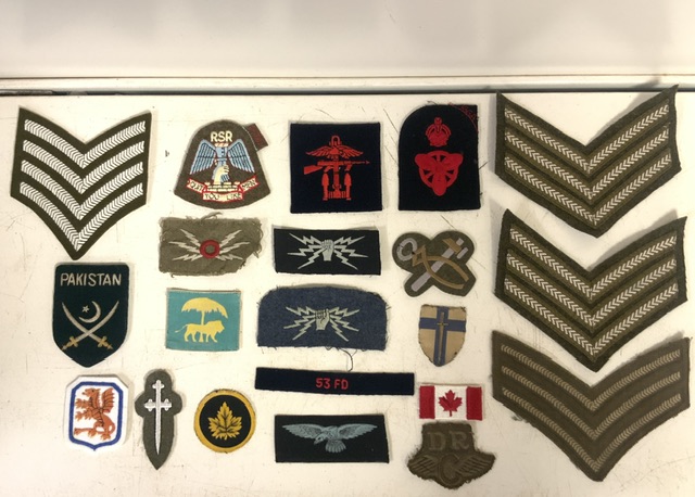 A LARGE QUANTITY OF MILITARY CLOTH BADGES AND SHOULDER TITLES, INCLUDING; ROYAL MARINES COMMANDO, - Image 8 of 9