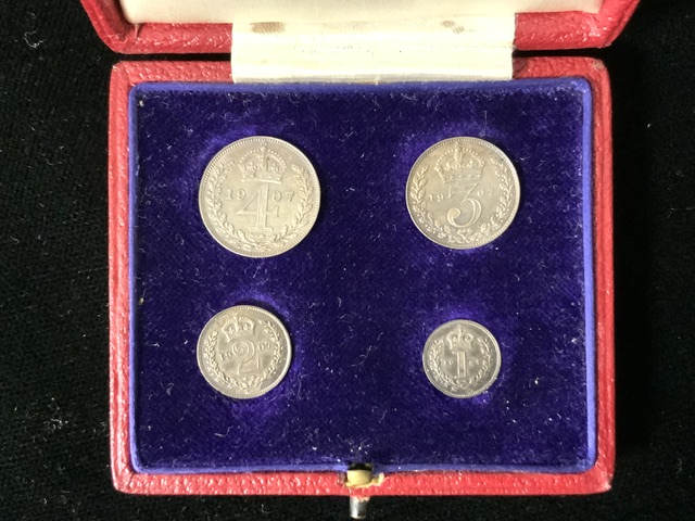 AN EDWARDIAN BOXED SET OF MAUNDY COINS; FOUR EXAMPLES EACH DATED 1907; IN A RED LEATHER BOX - Bild 2 aus 2