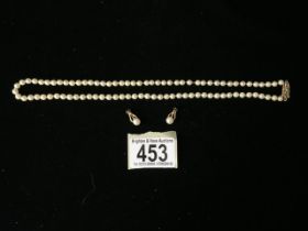 A 9 CARAT GOLD AND PEARL JEWELLERY SET; NECKLACE; LONDON 1984; ROPE TWIST CLASP AND CLIP ON