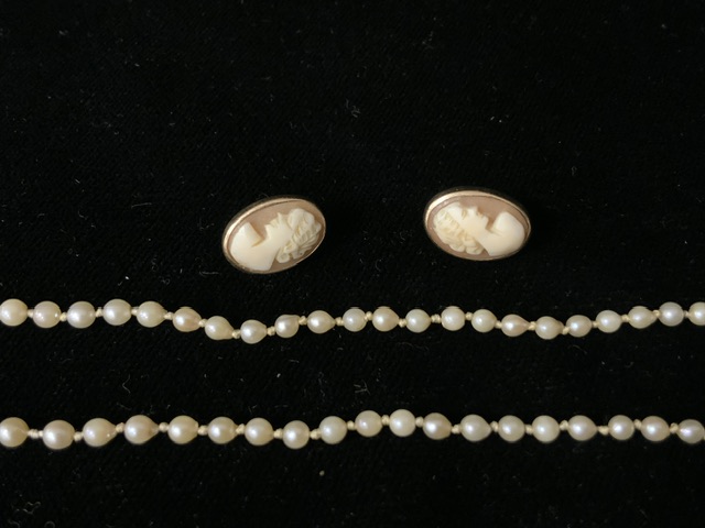 A VINTAGE STRING OF PEARLS WITH 9 CARAT GOLD CLASP; STAMPED '9C'; PEARLS OF GRADUATED SIZE AND A - Image 2 of 2