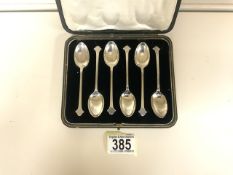A CASED SET OF SIX STERLING SILVER TEASPOONS BY CHARLES BOYTON & SONS; SHEFFIELD 1926; TREFOIL