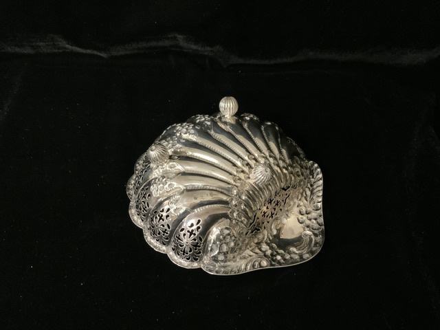 AN EDWARDIAN STERLING SILVER SHELL SHAPED BON BON DISH BY H. ATKINS; SHEFFIELD 1901; PIERCED AND - Bild 2 aus 2