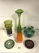 A QUANTITY OF STUDIO ART GLASS, INCLUDING A WHITEFRIARS TEXTURED ORANGE GLASS VASE, TWO CONTROLLED