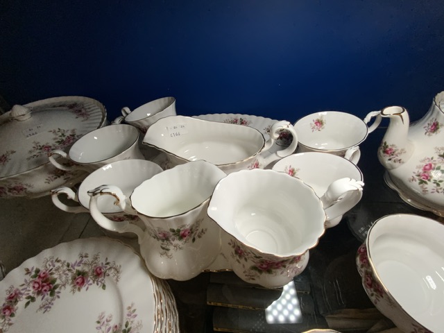 ROYAL ALBERT (LAVENDER ROSE) DINNER AND TEA SERVICE; OVER 50 PIECES - Image 4 of 5