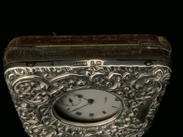 AN EDWARDIAN STERLING SILVER MOUNTED FOB WATCH HOLDER; BIRMINGHAM 1902; EMBOSSED SCROLL - Bild 2 aus 4