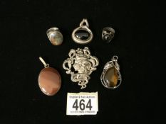 A QUANTITY OF SILVER AND METAL MOUNTED COSTUME JEWELLERY INCLUDING AN AMBER PENDANT WITH LEAF MOUNT,