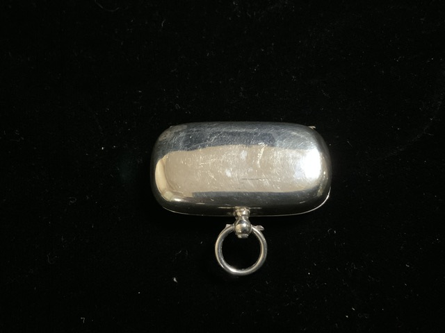 A STERLING SILVER DOUBLE SOVEREIGN CASE BY WALKER & HALL; CHESTER 1912; OBLONG FORM, RING - Image 3 of 3