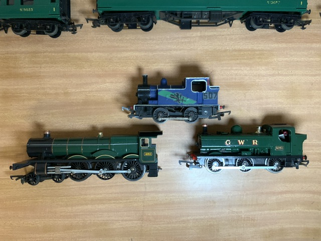 HORNBY - TRIANG OO GAUGE TRAINS AND CARRIAGES - Image 2 of 2