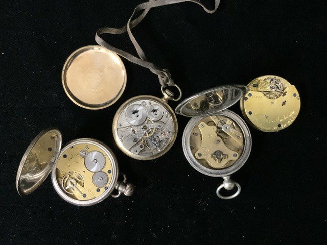 A STERLING SILVER CASED FOB WATCH; BIRMINGHAM 1912; WITH ROMAN NUMERALS AND A SECONDS DIAL, A GOLD - Bild 2 aus 2