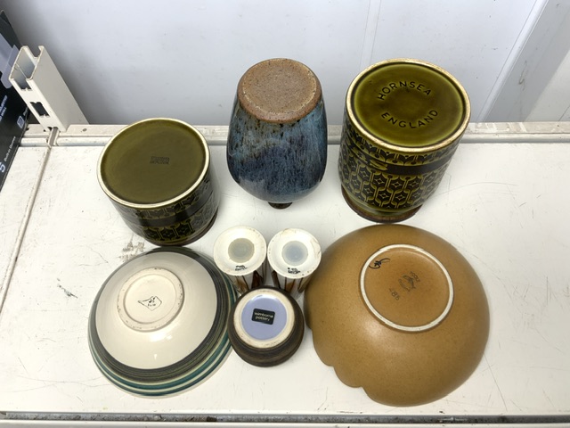 MIXED MID-CENTURY CERAMICS INCLUDES POOLE, HORNSEA, WHITCOMBE AND MORE - Image 2 of 2