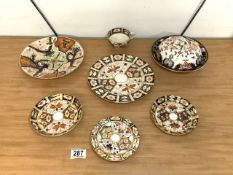 EARLY 19TH-CENTURY SPODE IMARI PATTERN PLATE; 23CM WITH SIX PIECES OF DERBY AND ROYAL CROWN DERBY