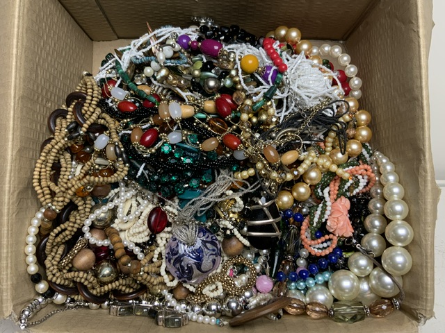 QUANTITY OF COSTUME JEWELLERY INCLUDES VINTAGE PIECES AND SEMI-PRECIOUS STONES - Image 2 of 2